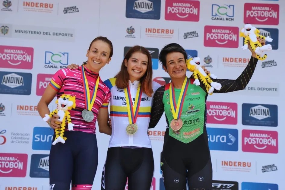 Diana Carolina Peñuela (izquierda), junto a sus compañeras de podio, Lina Hernández (centro) y Ana Cristina Sanabria. Diana Carolina Peñuela (izquierda), junto a sus compañeras de podio, Lina Hernández (centro) y Ana Cristina Sanabria.