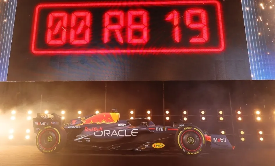 Este es el #RB19, el auto de Red Bull para la temporada 2023 de la Fórmula 1. El regreso de Ford a la F1 será con Red Bull. Este es el #RB19, el auto de Red Bull para la temporada 2023 de la Fórmula 1. El regreso de Ford a la F1 será con Red Bull.