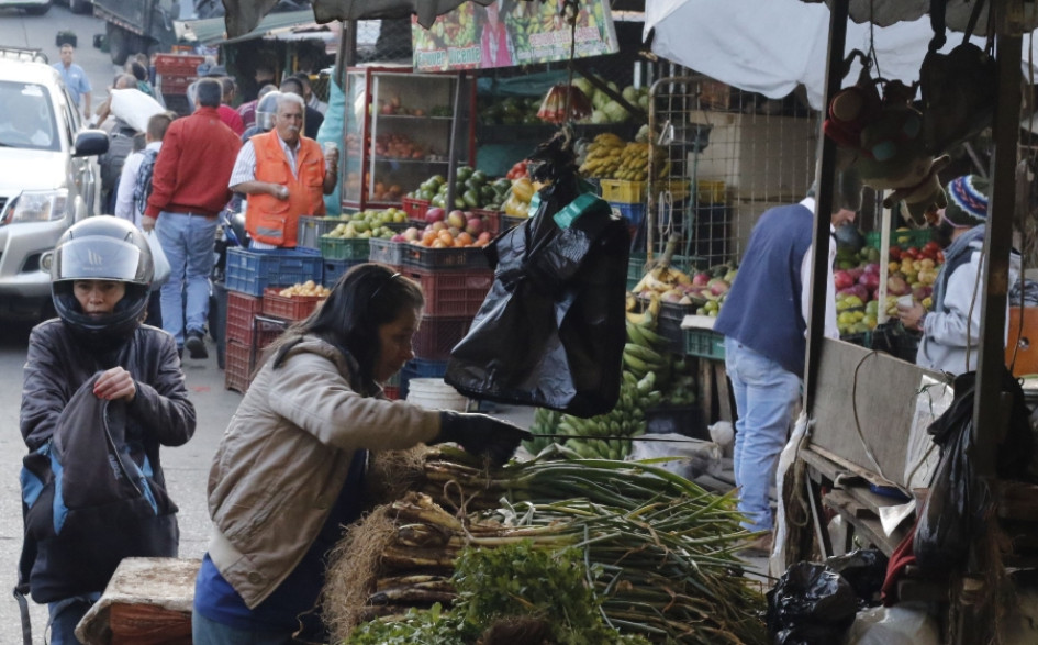 La dinámica comercial de la Galería se desarrolla desde las dos de la mañana y va hasta la cuatro de la tarde. En ese espacio de tiempo llegan personas con diferentes actividades. La dinámica comercial de la Galería se desarrolla desde las dos de la mañana y va hasta la cuatro de la tarde. En ese espacio de tiempo llegan personas con diferentes actividades.