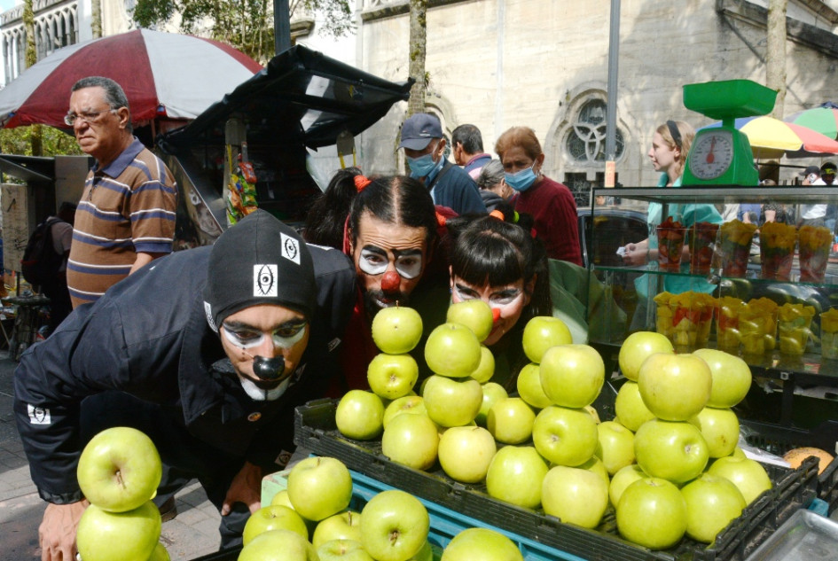 Los Recívicos, Nakor Quintero, Laura Hernández y Steven Calvo, con el clown interactuaron con vendedores informales y transeúntes de la carrera 23, invitándolos a ser mejores ciudadanos. Los Recívicos, Nakor Quintero, Laura Hernández y Steven Calvo, con el clown interactuaron con vendedores informales y transeúntes de la carrera 23, invitándolos a ser mejores ciudadanos.