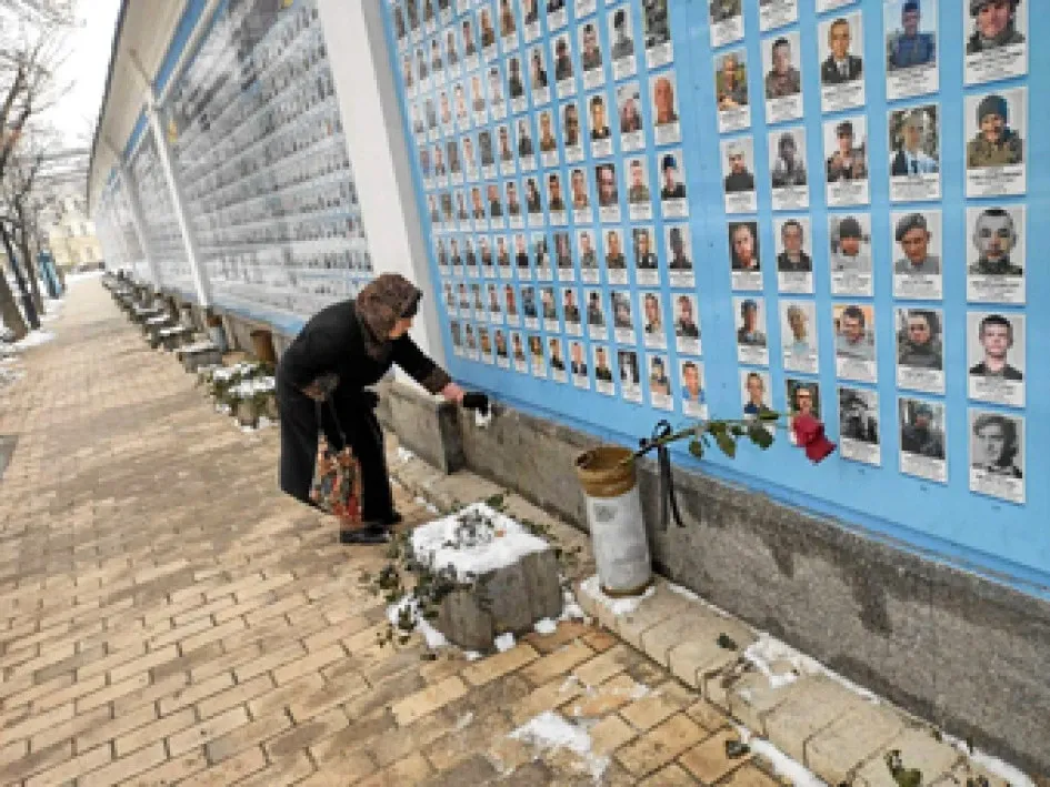 Una señora limpia las lozas de un mural de homenaje a los soldados y milicianos ucranianos caídos desde la invasión de Rusia en el 2014, en el Monasterio de San Miguel de las Cúpulas Doradas en Kyiv. Una señora limpia las lozas de un mural de homenaje a los soldados y milicianos ucranianos caídos desde la invasión de Rusia en el 2014, en el Monasterio de San Miguel de las Cúpulas Doradas en Kyiv.
