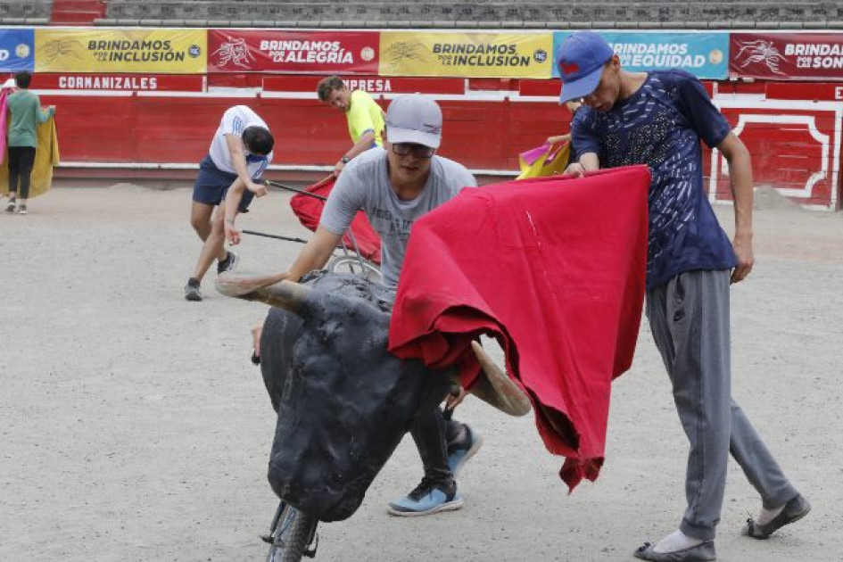 El entrenamiento en la Tauroescuela Cormanizales es colaborativo. Todos apoyan a sus compañeros en su aprendizaje. El entrenamiento en la Tauroescuela Cormanizales es colaborativo. Todos apoyan a sus compañeros en su aprendizaje.