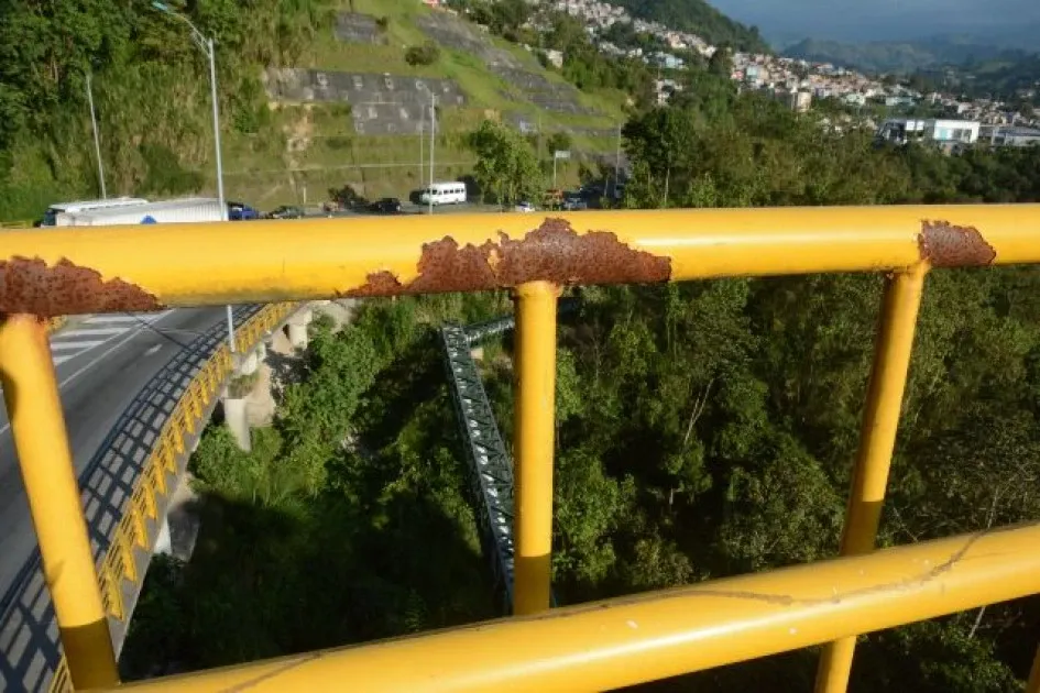 Varias partes de la baranda del puente tienen problemas con la pintura y el óxido. Varias partes de la baranda del puente tienen problemas con la pintura y el óxido.