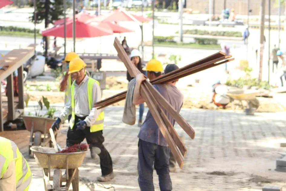 Ingenieros y obreros se ven en las dos cuadras del bulevar de la 48, en medio de la cantidad de personas que pasan por esta vía. Bulevar de la 48