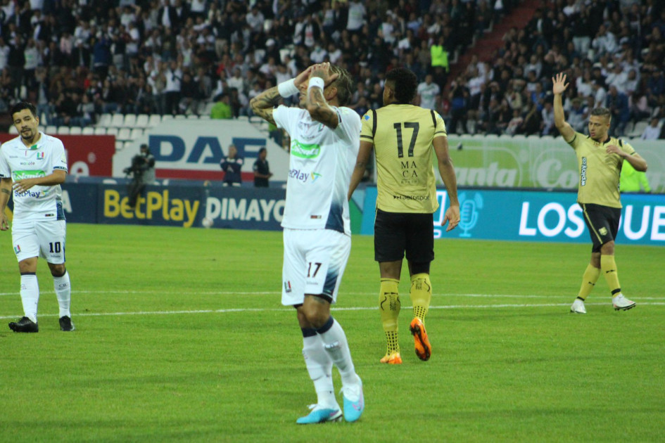 Dayro Moreno, el anotador del único tanto de la noche para el Once Caldas, se lamenta tras fallar una ocasión de gol. Dayro Moreno, el anotador del único tanto de la noche para el Once Caldas, se lamenta tras fallar una ocasión de gol.