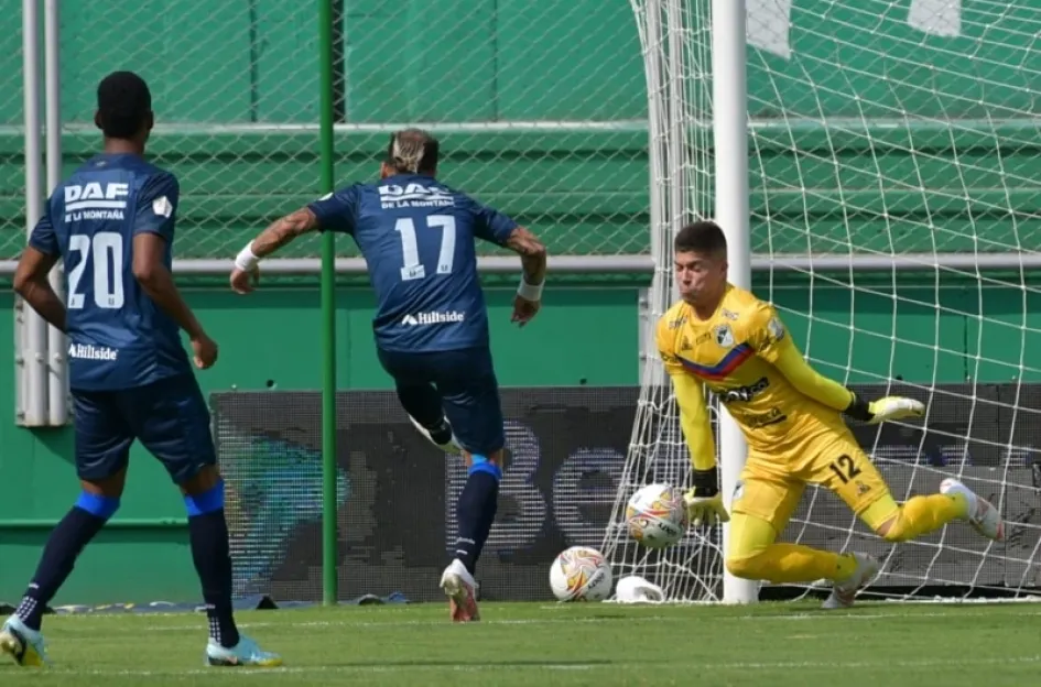 Dayro Moreno, con su opción en el primer tiempo que fue controlada por el portero uruguayo Kevin Dawson. Dayro Moreno, con su opción en el primer tiempo que fue controlada por el portero uruguayo Kevin Dawson.