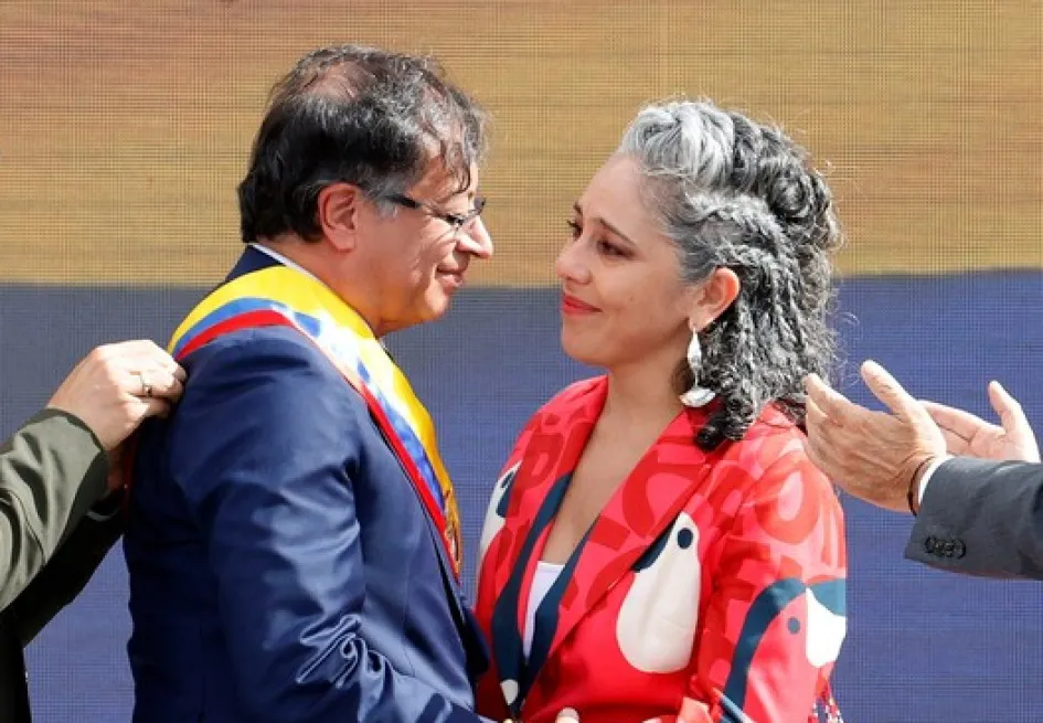 La congresista María José Pizarro le impuso la banda al presidente, Gustavo Petro, en su posesión. Ella está entre los políticos amenazados por el Clan del Golfo. La congresista María José Pizarro le impuso la banda al presidente, Gustavo Petro, en su posesión. Ella está entre los políticos amenazados por el Clan del Golfo.