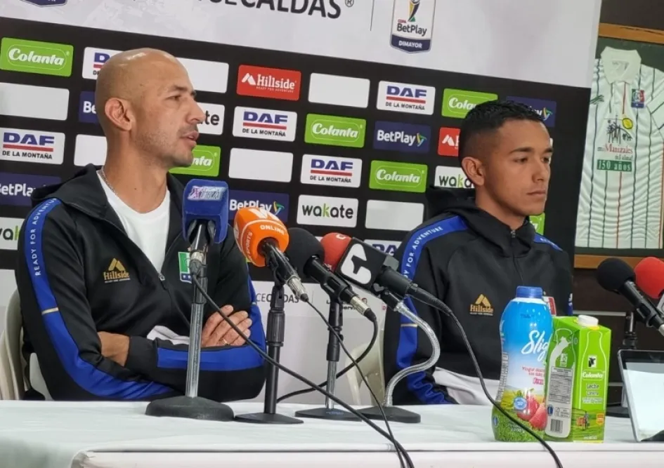 Elkin Soto (i), técnico encargado del Once Caldas, junto a Jorge Cardona en rueda de prensa. Elkin Soto (i), técnico encargado del Once Caldas, junto a Jorge Cardona en rueda de prensa.