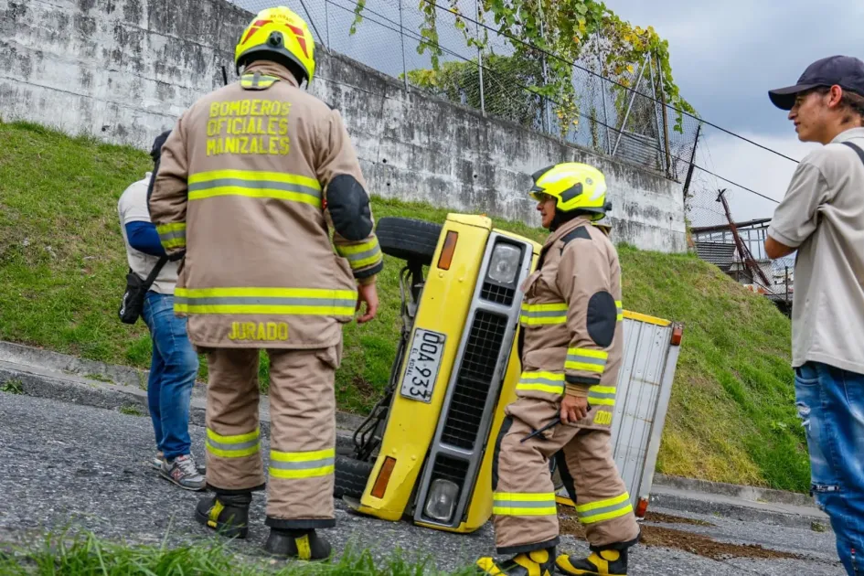 Este es el carro que se volcó. Este es el carro que se volcó.