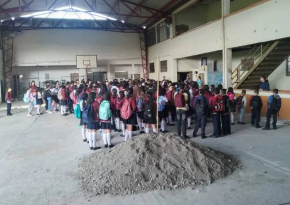 En el colegio Jhon F. Kennedy, del corregimiento de Bolivia (Pensilvania), el comienzo del año escolar se retrasó ante la demora en obras de recuperación de pisos.