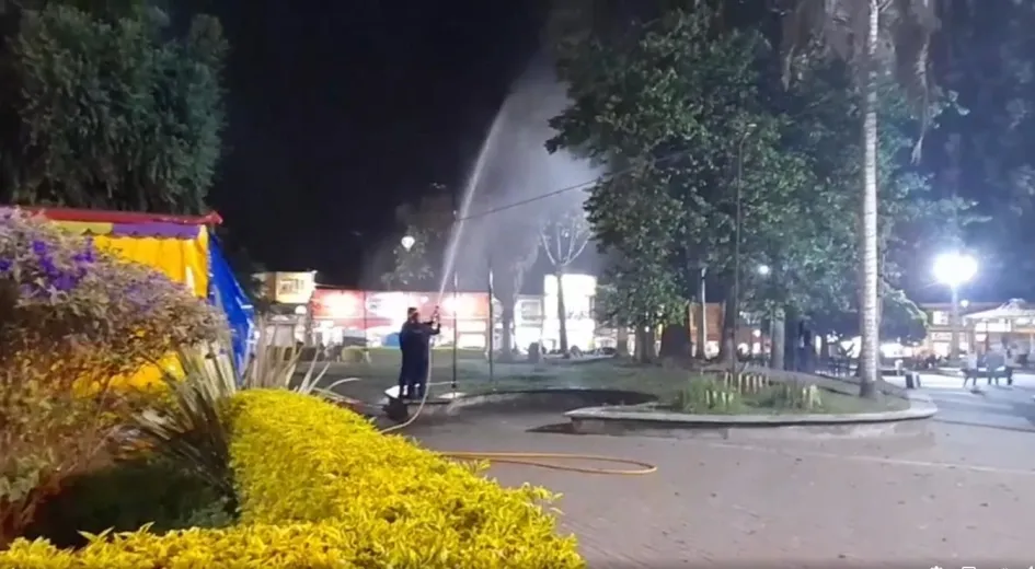 Los bomberos de Villamaría practicaron el martes por la noche una brigada para ahuyentar las garzas del Parque de Bolívar. Los bomberos de Villamaría practicaron el martes por la noche una brigada para ahuyentar las garzas del Parque de Bolívar.