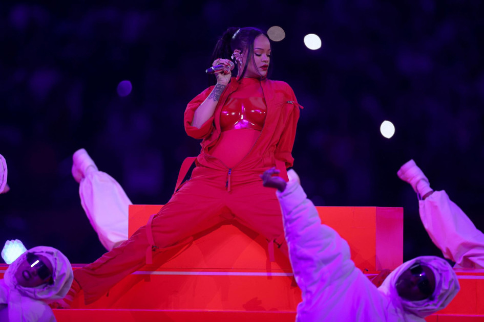 La cantante barbadense Rihanna se presentó durante el medio tiempo del Super Bowl LVII entre los campeones de la AFC Kansas City Chiefs y los campeones de la NFC Philadelphia Eagles en el State Farm Stadium. La cantante barbadense Rihanna se presentó durante el medio tiempo del Super Bowl LVII entre los campeones de la AFC Kansas City Chiefs y los campeones de la NFC Philadelphia Eagles en el State Farm Stadium.