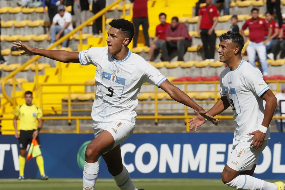 Álvaro Rodríguez (i) de Uruguay celebra un gol hoy, en un partido de la fase final del Campeonato Sudamericano Sub-20 entre las selecciones de Venezuela y Uruguay en el estadio de Techo en Bogotá. Álvaro Rodríguez (i) de Uruguay celebra un gol hoy, en un partido de la fase final del Campeonato Sudamericano Sub-20 entre las selecciones de Venezuela y Uruguay en el estadio de Techo en Bogotá.
