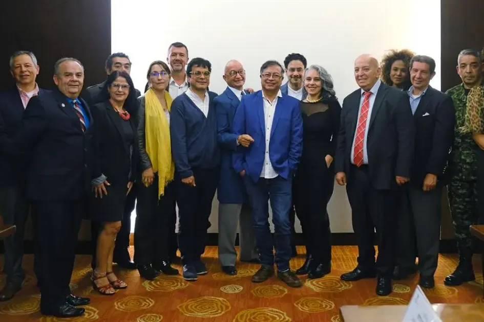 Gustavo Petro en compañía del equipo negociador del Gobierno con el Eln. Gustavo Petro en compañía del equipo negociador del Gobierno con el Eln.
