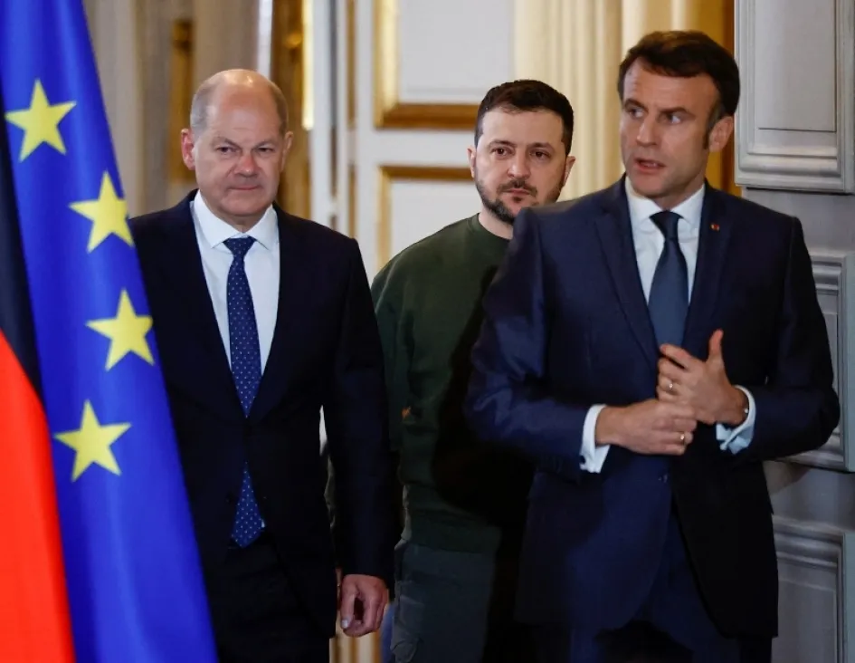 El presidente francés, Emmanuel Macron (d), el presidente de Ucrania Volodymyr Zelensky (c) y el canciller alemán, Olaf Scholz (i), llegan para dar una declaración conjunta en el Palacio del Elíseo en París, Francia, este jueves. El presidente francés, Emmanuel Macron (d), el presidente de Ucrania Volodymyr Zelensky (c) y el canciller alemán, Olaf Scholz (i), llegan para dar una declaración conjunta en el Palacio del Elíseo en París, Francia, este jueves.