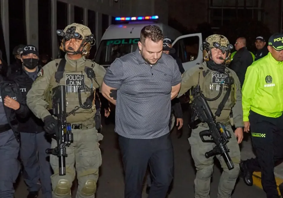 Momento de la detención del ciudadano estadounidense John Nelson Poulos, principal sospechoso del asesinato de la DJ colombiana Valentina Trespalacios, el pasado 26 de enero, en Bogotá. Momento de la detención del ciudadano estadounidense John Nelson Poulos, principal sospechoso del asesinato de la DJ colombiana Valentina Trespalacios, el pasado 26 de enero, en Bogotá.