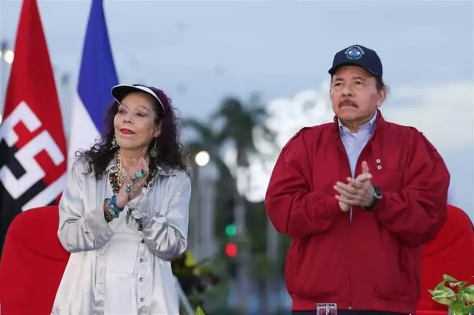presidente y vicepresidenta de Nicaragua El presidente de Nicaragua Daniel Ortega (d), junto a su esposa y vicepresidenta Rosario Murillo (i), durante un acto el martes en Managua (Nicaragua).