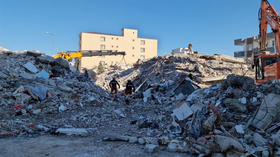 Efectivos de la Unidad Militar de Emergencias de Madrid (España) buscan entre los escombros en Ganzitep (Turquía), el miércoles. Efectivos de la Unidad Militar de Emergencias de Madrid (España) buscan entre los escombros en Ganzitep (Turquía), el miércoles.
