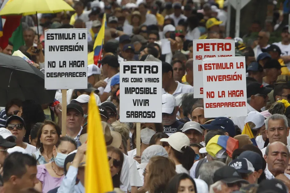 Miles de personas participan en una marcha contra las reformas del Gobierno del presidente, Gustavo Petro, hoy en las calles de Medellín. Miles de personas participan en una marcha contra las reformas del Gobierno del presidente, Gustavo Petro, hoy en las calles de Medellín.