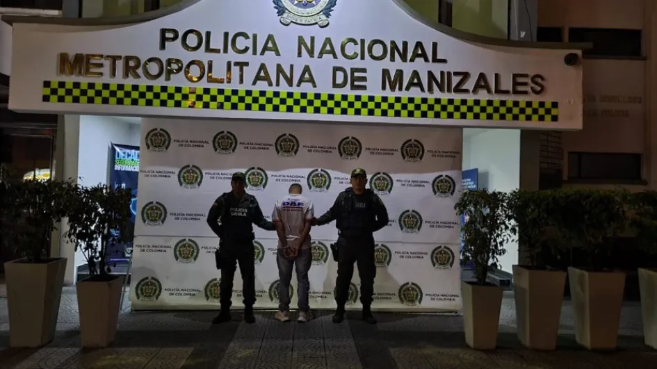Al hombre lo capturó la Policía. Al hombre lo capturó la Policía.