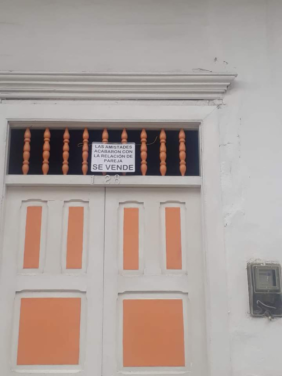 Según el aviso en el portón de una casa en Pácora, esta se vende "por culpa de las amistades".