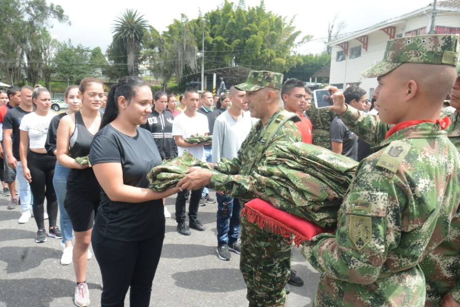 La pereirana María Cano Orozco, de 22 años, es una de las 72 mujeres que recibieron su uniforme e ingresaron el sábado a prestar el servicio militar en el Batallón Ayacucho. La pereirana María Cano Orozco, de 22 años, es una de las 72 mujeres que recibieron su uniforme e ingresaron el sábado a prestar el servicio militar en el Batallón Ayacucho.