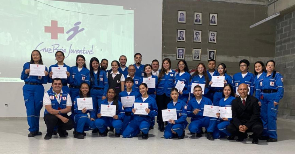 Los voluntarios recibieron un reconocimiento por su labor. Los voluntarios recibieron un reconocimiento por su labor.