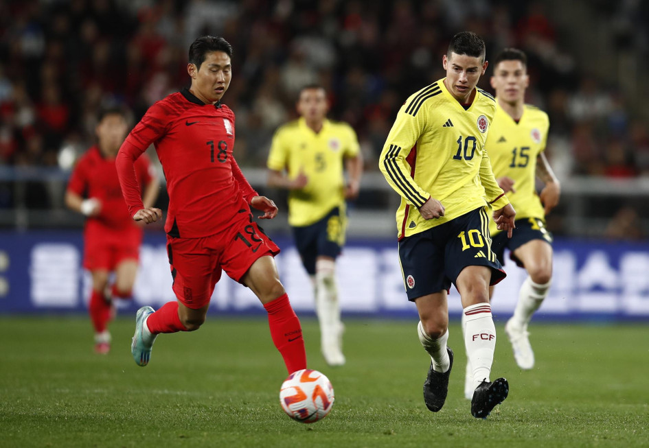 El coreano Kang-in Lee disputa un balón contra James Rodríguez, quien hoy retornó a la capitanía del seleccionado colombiano y marcó el primer tanto para los cafeteros. El coreano Kang-in Lee disputa un balón contra James Rodríguez, quien hoy retornó a la capitanía del seleccionado colombiano y marcó el primer tanto para los cafeteros.
