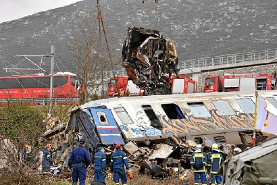 El tren de pasajeros cubría la ruta Atenas-Salónica, mientras que el tren comercial, que probablemente transportaba chapas metálicas, cubría la ruta Salónica-Atenas. El tren de pasajeros cubría la ruta Atenas-Salónica, mientras que el tren comercial, que probablemente transportaba chapas metálicas, cubría la ruta Salónica-Atenas.