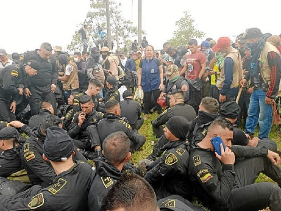 Los agentes del Esmad fueron retenidos por la guardia indígena. Los agentes del Esmad fueron retenidos por la guardia indígena.