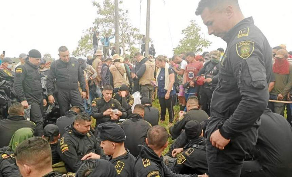 Foto | Tomada de El Heraldo | LA PATRIA Imagen de la retención de los policías. Foto | Tomada de El Heraldo | LA PATRIA Imagen de la retención de los policías.