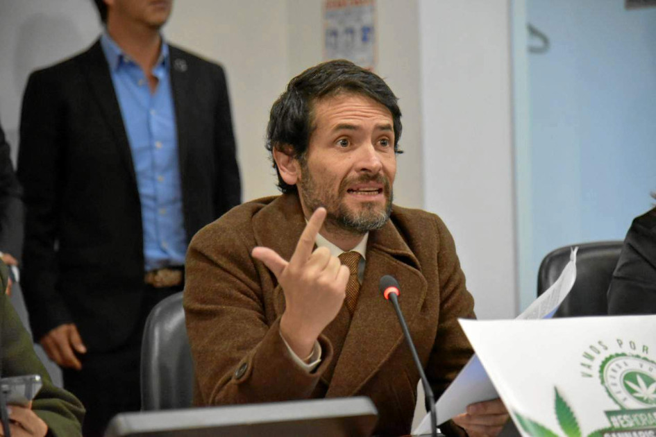 Juan Carlos Losada, del Partido Liberal, lideró el primer debate de la segunda vuelta en el Congreso del proyecto que despenaliza la comercialización y uso del cannabis en adultos. Juan Carlos Losada, del Partido Liberal, lideró el primer debate de la segunda vuelta en el Congreso del proyecto que despenaliza la comercialización y uso del cannabis en adultos.