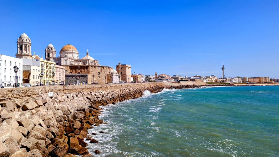 Cádiz tiene una ubicación estratégica. El segundo y cuarto viajes de Cristóbal Colón a América salieron de este puerto andaluz. Se calcula que el 50% de los primeros españoles que llegaron al “Nuevo Mundo” provenían de Andalucía. Cádiz tiene una ubicación estratégica. El segundo y cuarto viajes de Cristóbal Colón a América salieron de este puerto andaluz. Se calcula que el 50% de los primeros españoles que llegaron al “Nuevo Mundo” provenían de Andalucía.