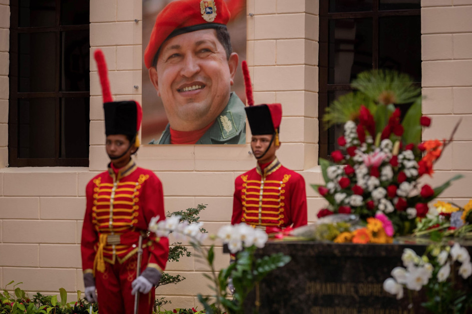 La guardia de honor de Venezuela rindió homenaje el pasado domingo al expresidente Hugo Chávez (1999-2013), en su tumba ubicada en el cuartel de la montaña, en Caracas, a propósito del décimo aniversario de su fallecimiento. La guardia de honor de Venezuela rindió homenaje el pasado domingo al expresidente Hugo Chávez (1999-2013), en su tumba ubicada en el cuartel de la montaña, en Caracas, a propósito del décimo aniversario de su fallecimiento.