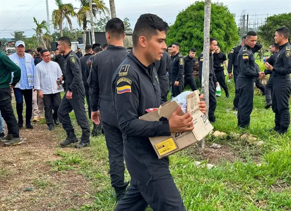 Fotografía cedida por el Ministerio Defensa Colombia, de algunos los policías que estuvieron retenidos y ya fueron liberados luego de la intermediación de ese ministerio, hoy, en la inspección Los Pozos de San Vicente del Caguán, departamento de Caquetá Fotografía cedida por el Ministerio Defensa Colombia, de algunos los policías que estuvieron retenidos y ya fueron liberados luego de la intermediación de ese ministerio, hoy, en la inspección Los Pozos de San Vicente del Caguán, departamento de Caquetá