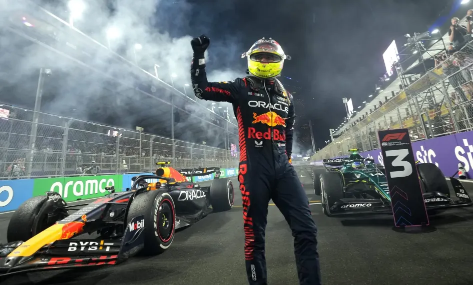 El piloto mexicano Sergio Pérez de Red Bull Racing celebra después de ganar el Gran Premio de Fórmula Uno de Arabia Saudita en el circuito Jeddah Corniche, Arabia Saudita, este domingo. El piloto mexicano Sergio Pérez de Red Bull Racing celebra después de ganar el Gran Premio de Fórmula Uno de Arabia Saudita en el circuito Jeddah Corniche, Arabia Saudita, este domingo.