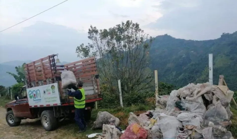 Con puntos de acopio se organiza la recolección de basuras por primera vez en las áreas rurales de Neira. Con puntos de acopio se organiza la recolección de basuras por primera vez en las áreas rurales de Neira.