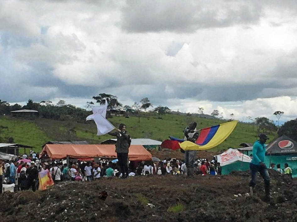 Foto | Tomada de @SinestesiaOng | LA PATRIA “La implementación del acuerdo de paz corre peligro”, denuncia Rodrigo Londoño, antiguo líder de las Farc, al denunciar el desplazamiento forzado en el ETCR Mariana Páez (Meta). Foto | Tomada de @SinestesiaOng | LA PATRIA “La implementación del acuerdo de paz corre peligro”, denuncia Rodrigo Londoño, antiguo líder de las Farc, al denunciar el desplazamiento forzado en el ETCR Mariana Páez (Meta).