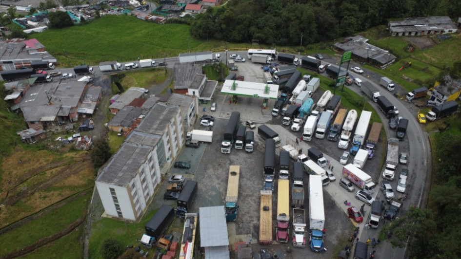 Fotos | Freddy Arango | LA PATRIA Así lucía la fila de vehículos en la vía Manizales- Mariquita, a la altura de finca Miraflores. Fotos | Freddy Arango | LA PATRIA Así lucía la fila de vehículos en la vía Manizales- Mariquita, a la altura de finca Miraflores.
