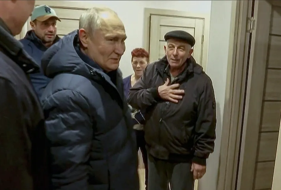 Foto | Efe | LA PATRIA Vladimir Putin visita un apartamento de residentes locales durante su visita a Mariupol, en el este de Ucrania Foto | Efe | LA PATRIA Vladimir Putin visita un apartamento de residentes locales durante su visita a Mariupol, en el este de Ucrania