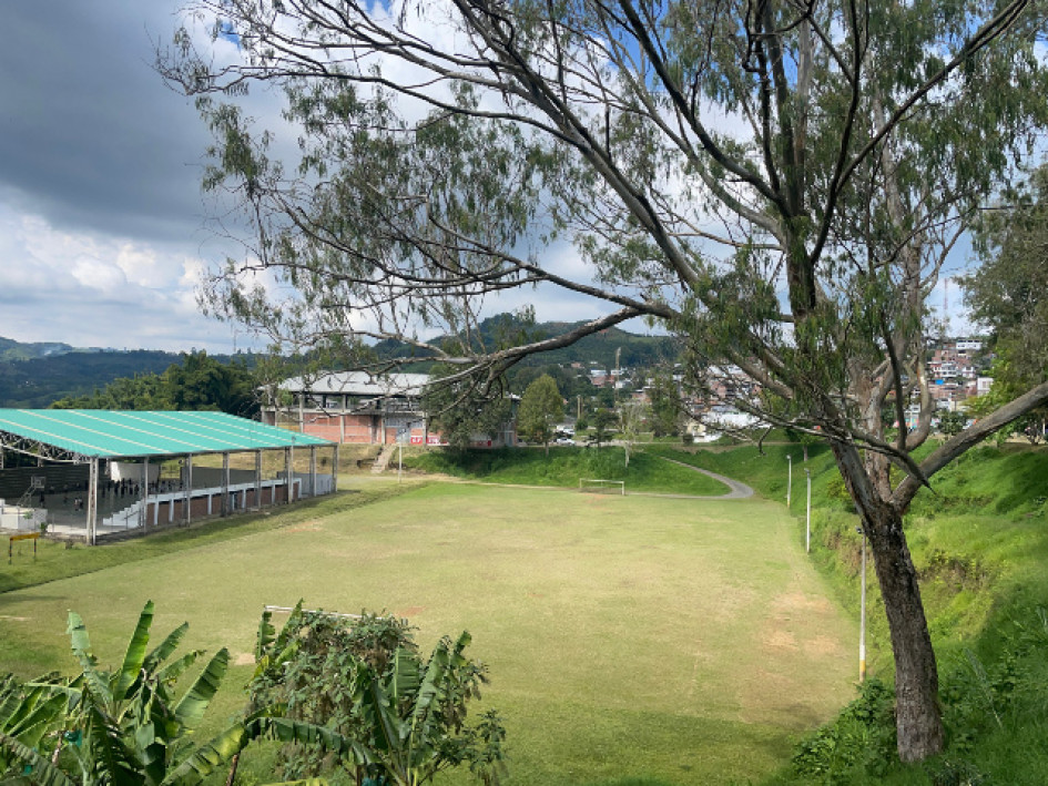 La cancha auxiliar de fútbol de la Unidad Deportiva La Pradera en Anserma no es para usos distintos de este deporte u otros recreativos.