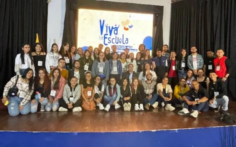 La idea con los voluntarios es acompañar a docentes de 39 municipios del país, que registran mayores índices de deserción y reprobación estudiantil.