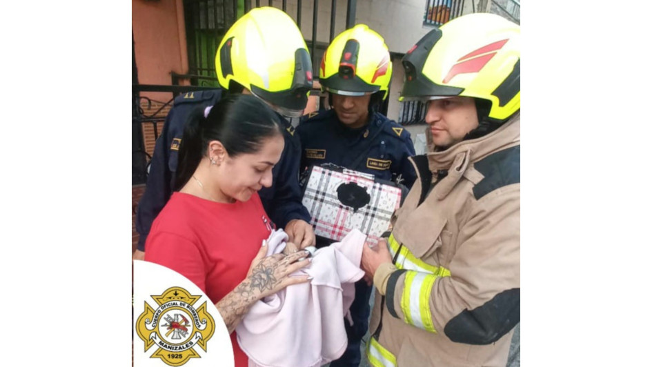 Los uniformados, con la dueña de los felinos recién rescatados. Los uniformados, con la dueña de los felinos recién rescatados.