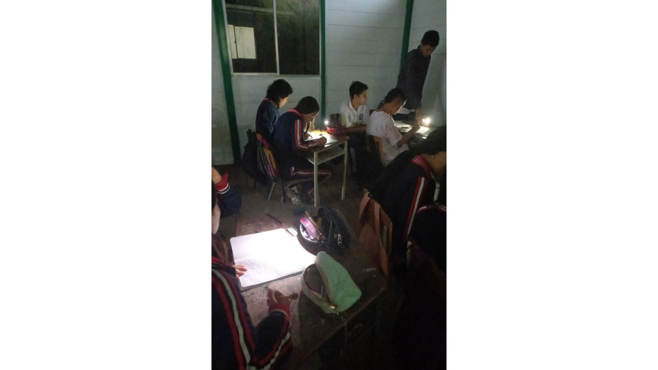 Estudiantes de bachillerato de la I.E. Pío XII, de Neira, recurren a lámparas de celulares por falta de energía y luz natural. Estudiantes de bachillerato de la I.E. Pío XII, de Neira, recurren a lámparas de celulares por falta de energía y luz natural.