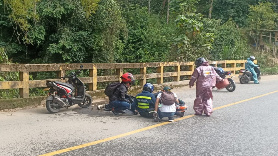 Un motociclista cayó de su vehículo sobre la carretera que de Manizales conduce a Neira, justo en el puente sobre el río Maracas. Un motociclista cayó de su vehículo sobre la carretera que de Manizales conduce a Neira, justo en el puente sobre el río Maracas.