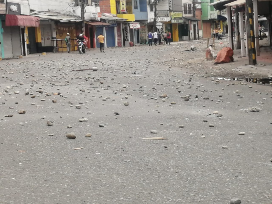 Foto | @ISAZULETA | LA PATRIA Los comerciantes de Taraza (Antioquia) denunciaron que encapuchados vandalizaron sus negocios. Foto | @ISAZULETA | LA PATRIA Los comerciantes de Taraza (Antioquia) denunciaron que encapuchados vandalizaron sus negocios.