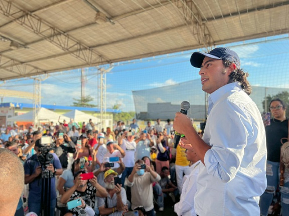 La Fiscalía anunció ayer que empezó a investigar las acusaciones contra el diputado Nicolás Petro, hijo del presidente Gustavo Petro y a quien su exesposa señala por haber recibido dinero de un narcotraficante para la campaña presidencial de su padre que nunca llegó a ese destino. La Fiscalía anunció ayer que empezó a investigar las acusaciones contra el diputado Nicolás Petro, hijo del presidente Gustavo Petro y a quien su exesposa señala por haber recibido dinero de un narcotraficante para la campaña presidencial de su padre que nunca llegó a ese destino.