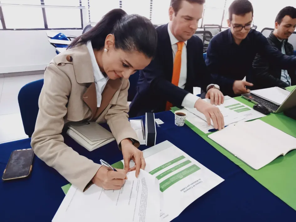 Firma entre Lina María Ramírez, presidenta de la Cámara de Comercio de Manizales, y el holandés Damen Shipyard. Firma entre Lina María Ramírez, presidenta de la Cámara de Comercio de Manizales, y el holandés Damen Shipyard.