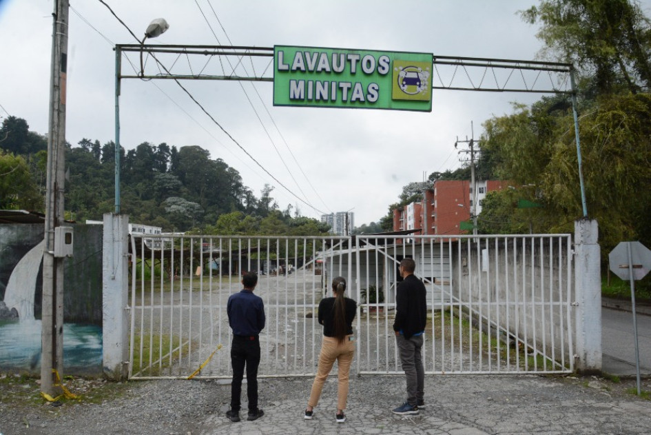 Ayer varios lavadores seguían afuera, esperando alguna respuesta, luego del cierre del lavadero. Ayer varios lavadores seguían afuera, esperando alguna respuesta, luego del cierre del lavadero.