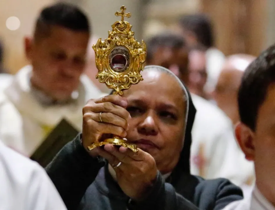 Reliquias de primer grado de la beata caldense María Berenice Duque Hencker estuvieron ayer en Manizales, donde las veneraron. El acto central fue en la Catedral Basílica. Portó las reliquias la religiosa Edit María Vergara, madre general de la Comunidad Hermanitas de La Anunciación. reliquias beata caldense María Berenice Duque